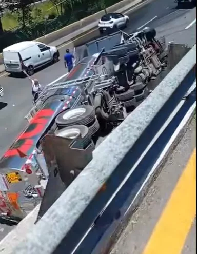 Caos vial en la México-Toluca: Volcadura de pipa paraliza la circulación en ambos sentidos