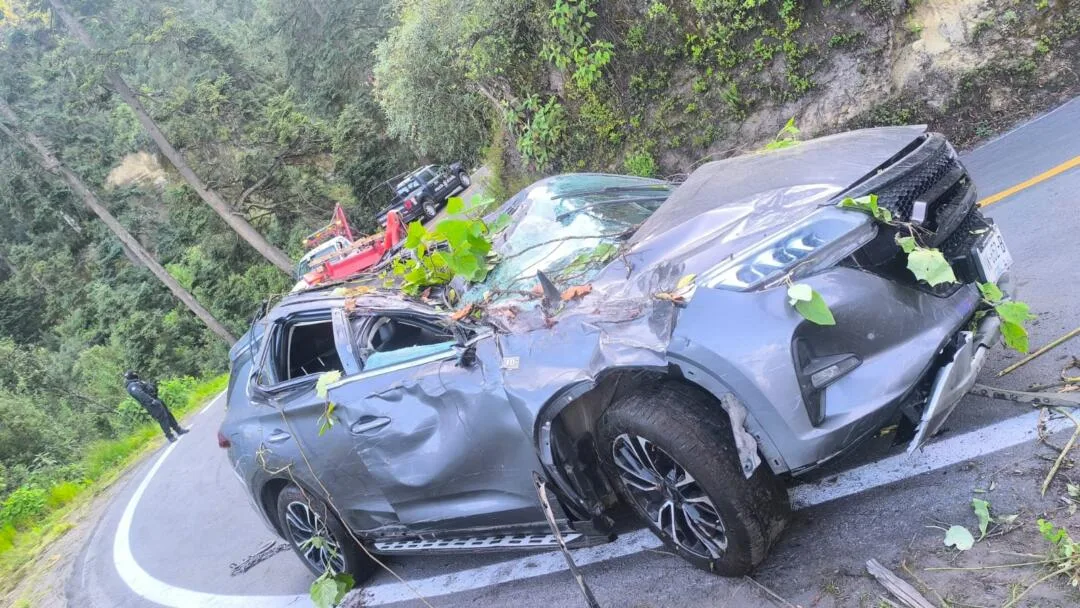 Rescatan a seis personas atrapadas en un barranco en la zona del Izta-Popo tras volcadura
