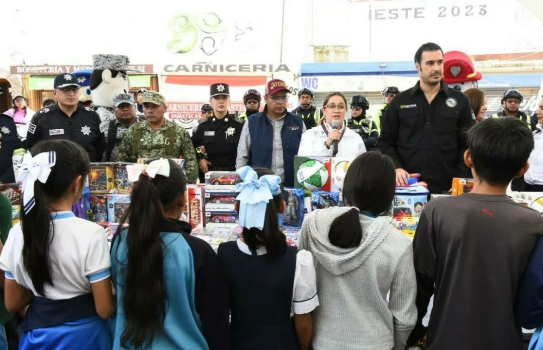 Atenco impulsa la paz; niños entregan juguetes bélicos