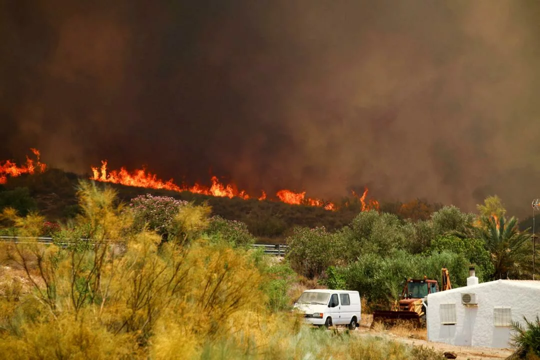 Almería enfrenta incendio devastador