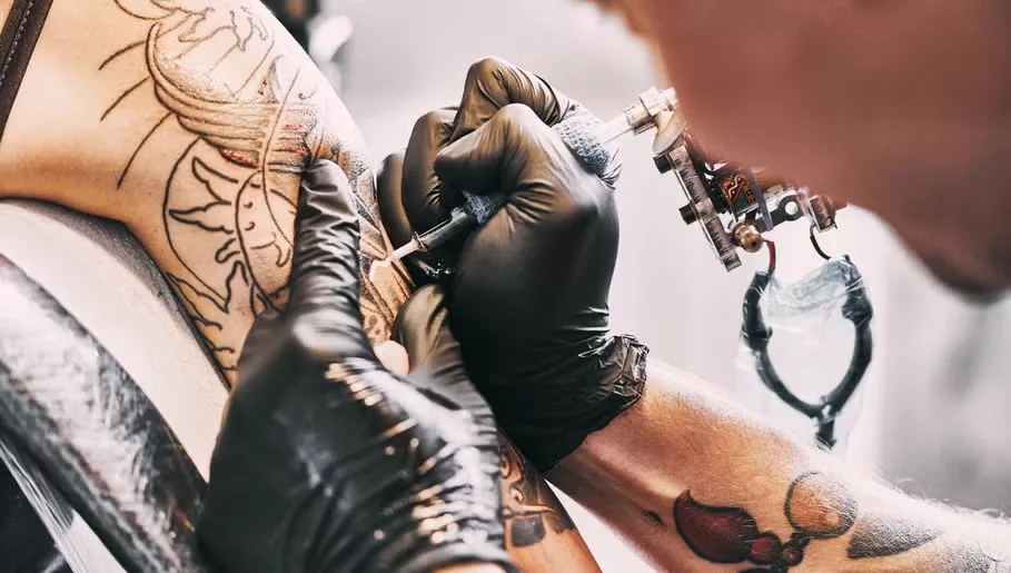 Tatuajes y piercings: expresión personal con cuidados y riesgos que considerar