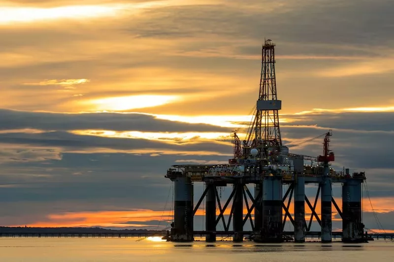 El petróleo se dispara por crisis en Medio Oriente