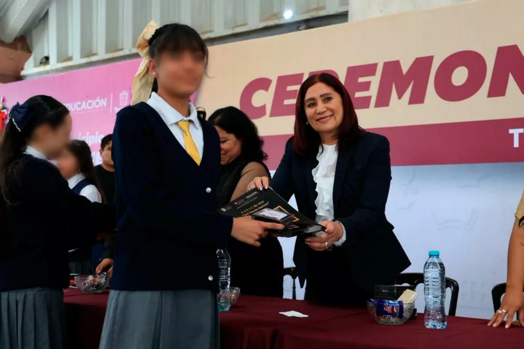 Rosi Wong acude a ceremonias de graduación y entrega infraestructura educativa