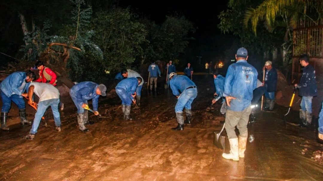 Concluye saneamiento de vialidades y escuelas en Temascaltepec, tras deslave de cerro