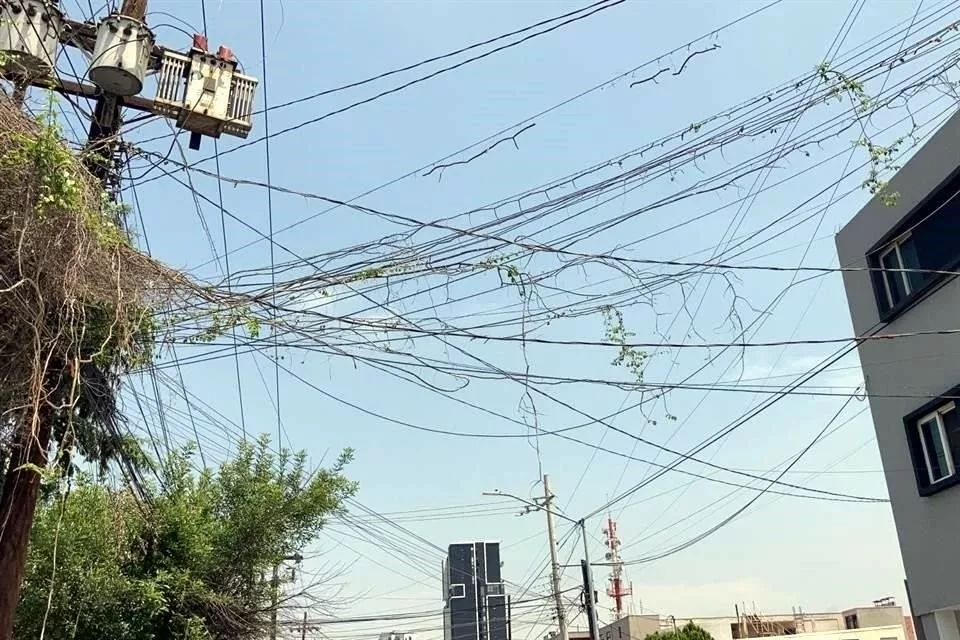 Cables de luz e internet forman “telarañas” en calles del Edomex; vecinos alertan por riesgos
