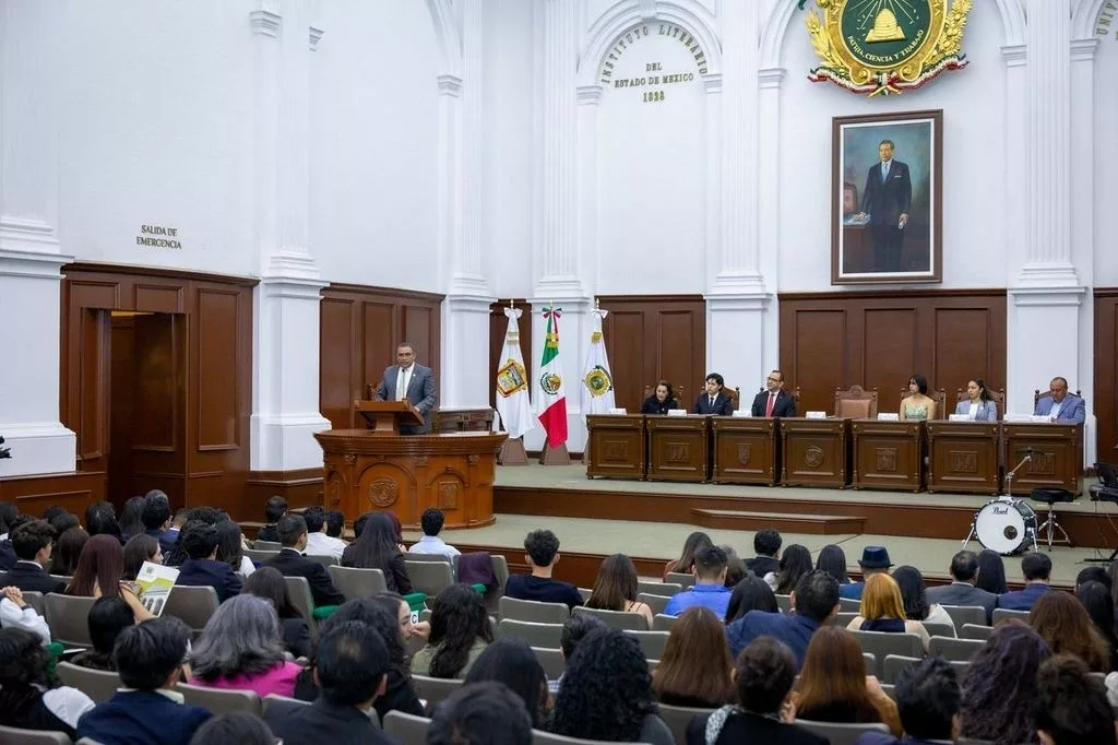 Consolida UAEMéx la educación media superior a distancia con nueva generación de egresados