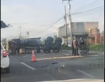 Choque en cadena en la Toluca Tenango deja dos comerciantes muertos y un tráiler volcado
