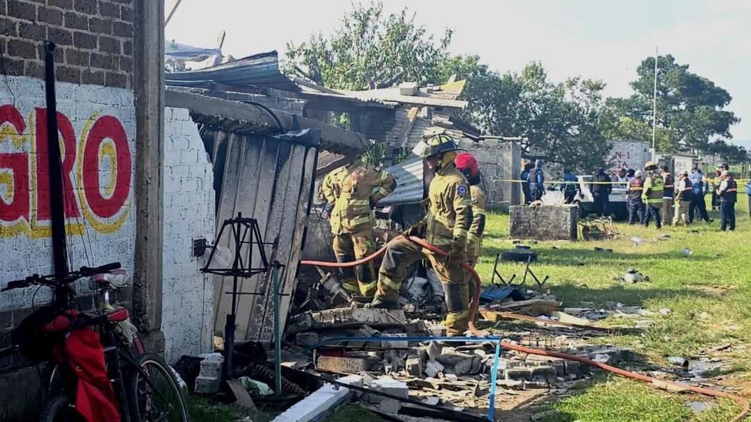 Explosión en taller de pirotecnia en Chalco deja un muerto y un herido grave