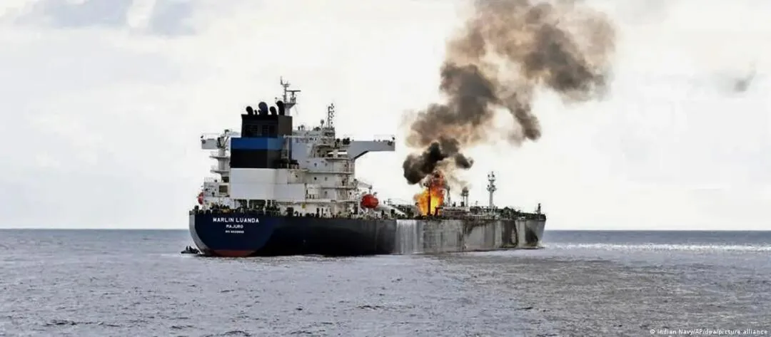Hutíes aseguran haber atacado petroleros en el mar Rojo tras anunciar un embargo marítimo