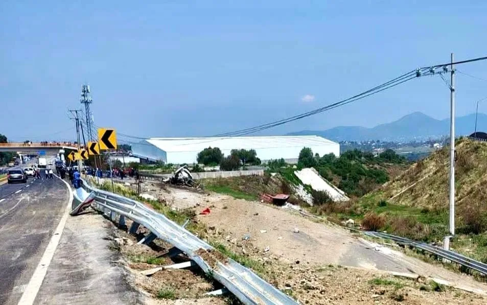 Muere una persona tras volcadura de tráiler en la Texcoco–Calpulalpan