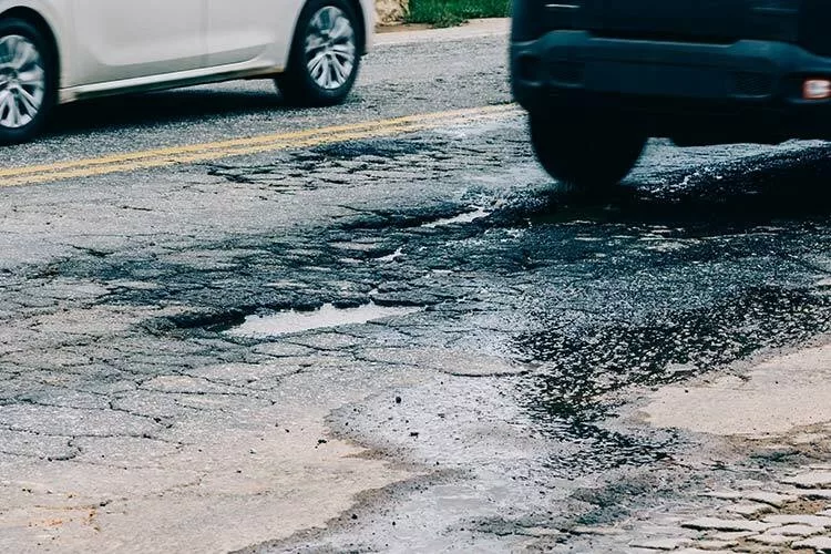 Servicios públicos siguen reprobados en el Edomex; baches y agua, las principales quejas