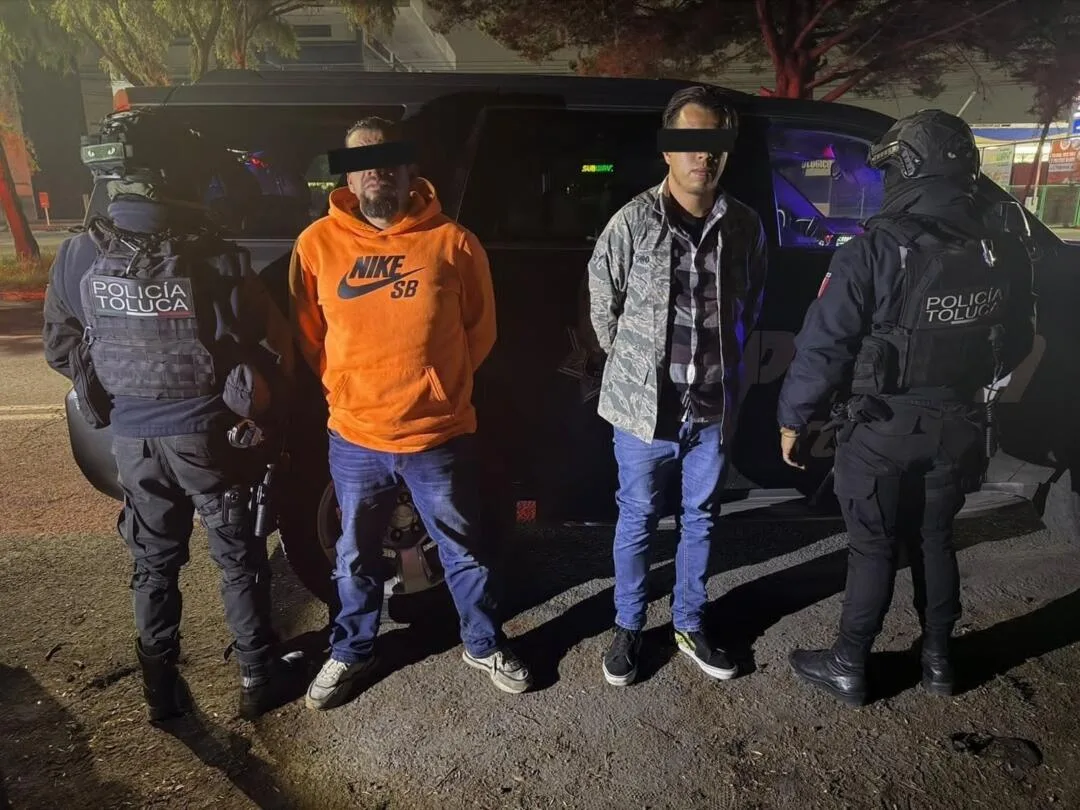 Detienen a servidor público de Toluca y a su cómplice por extorsionar a comerciantes