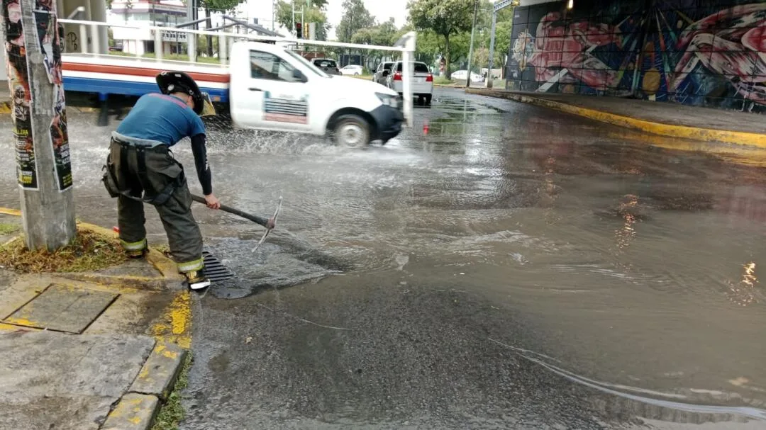 Tormenta eléctrica en Toluca deja encharcamientos eb varios puntos