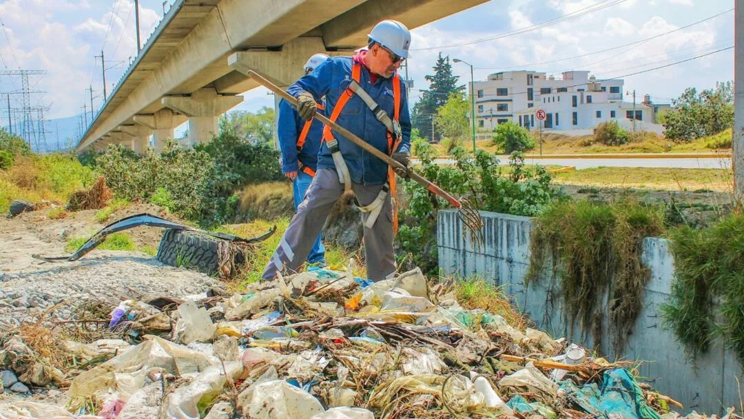 Retiran basura de cauces, barrancas y drenajes para prevenir inundaciones en la actual temporada de lluvias