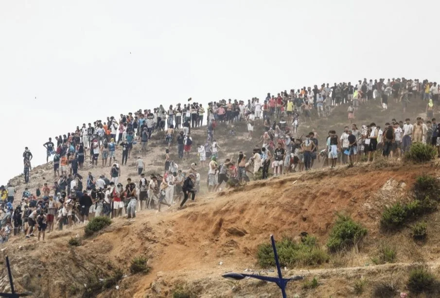 Cruce masivo de migrantes sacude Ceuta