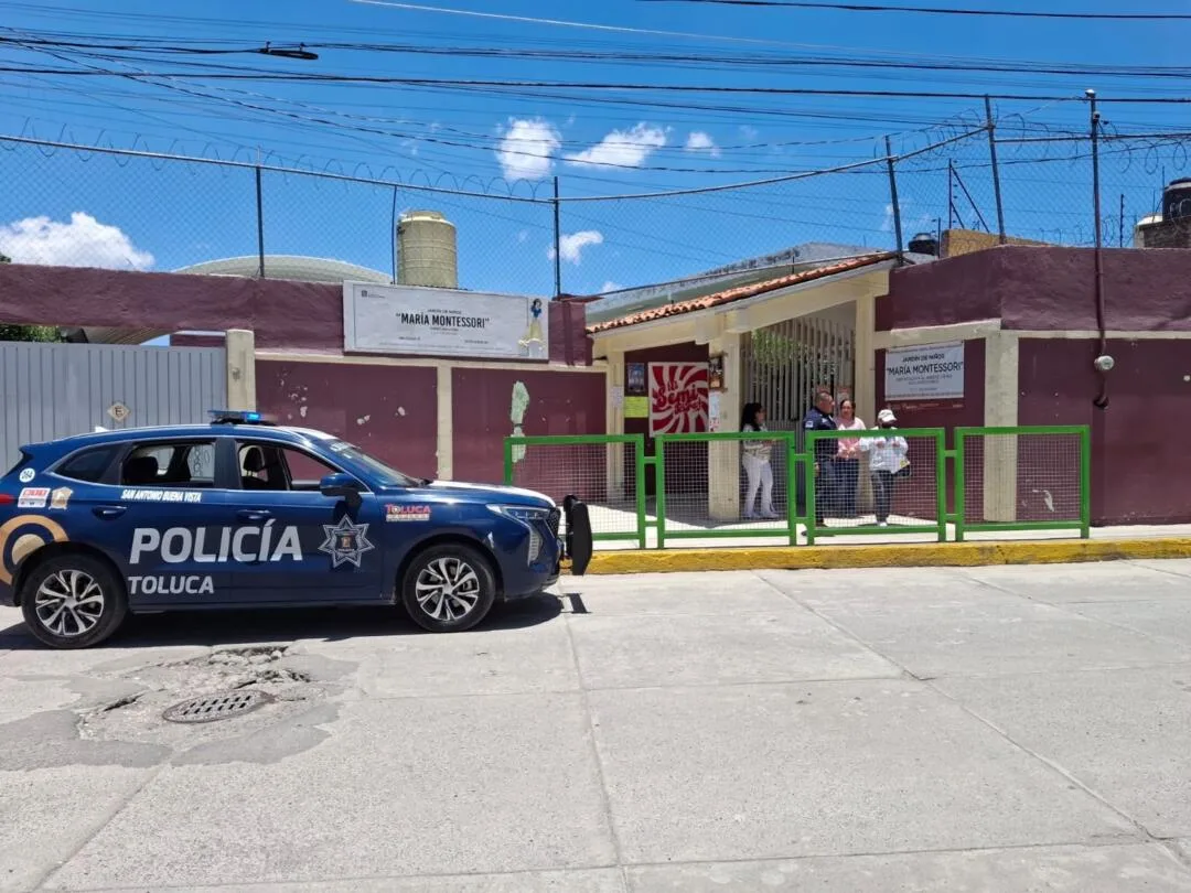 Mantiene Policía de Toluca operativo para resguardar escuelas y espacios públicos