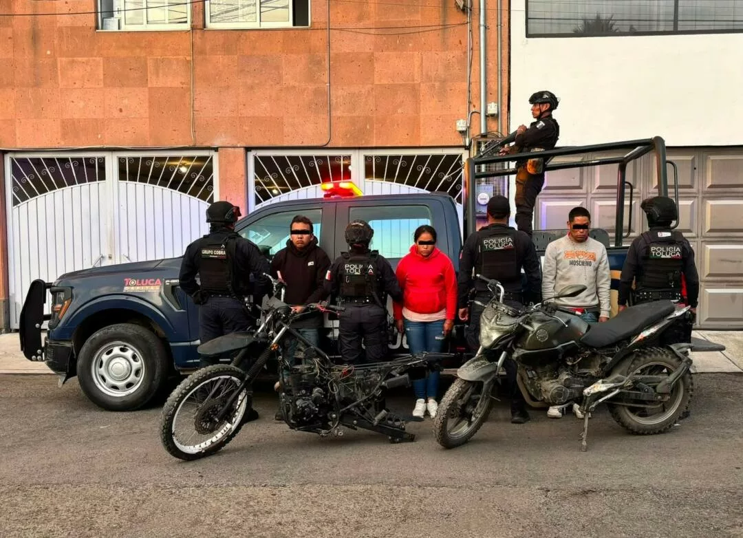 Desmantela Policía de Toluca presunto punto de narcomenudeo y asegura motos robadas