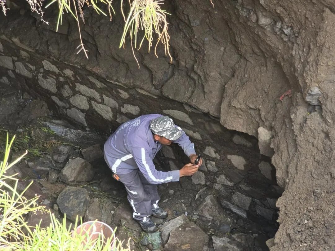 Lluvias atípicas provocan socavón en Toluca; personal especializado ya trabaja en la zona