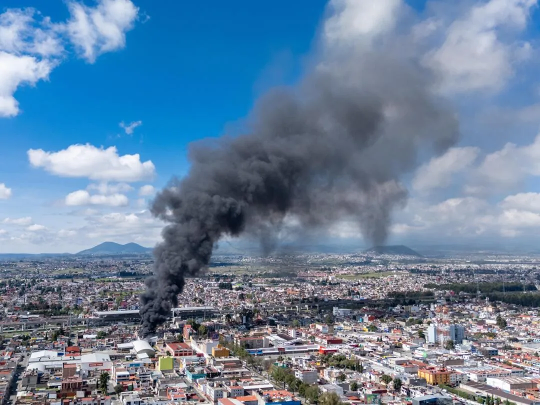Bomberos de Toluca acaban con incendio registrado en una bodega de desechos industriales