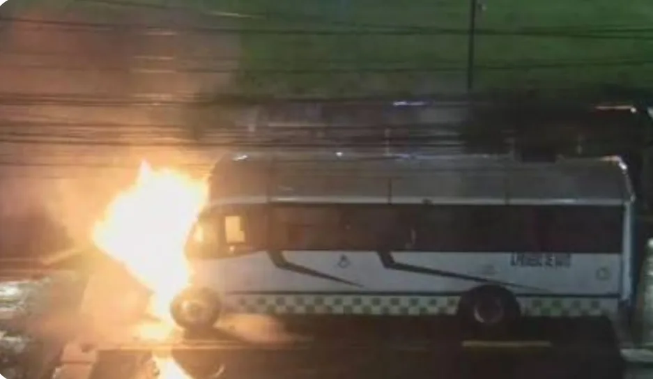 Corta-fuego intermunicipal: Bomberos de Metepec sofocan incendio de autobús sobre Pino Suárez en Toluca