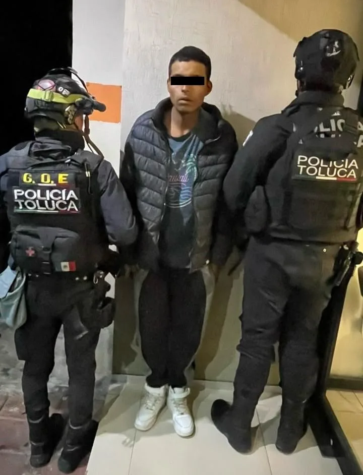 Detienen a hombre con 10 bolsas de marihuana en Santiago Tlacotepec