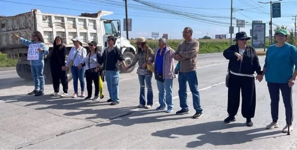 Bloquean Toluca-Tenango; exigen cerrar basurero