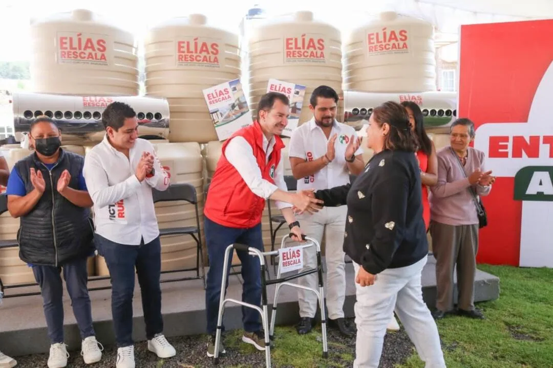¡Adiós al gasto en pipas! Apoyan a familias de Santiago Tepatlaxco con tinacos y calentadores