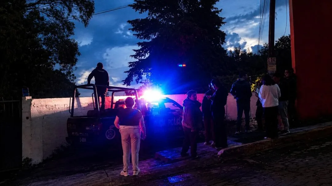 Vecinos retienen a cuatro menores tras irrumpir en secundaria de Toluca