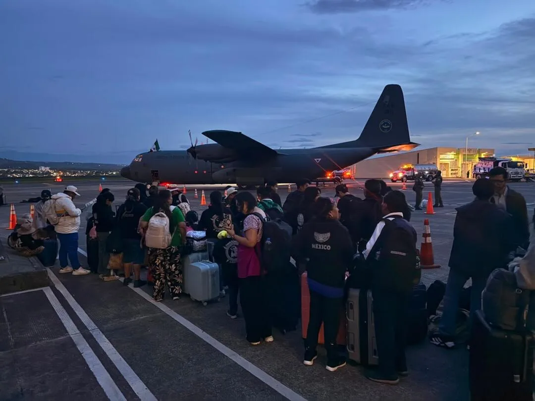 Vuelven 36 mexicanos tras sismo en Colombia