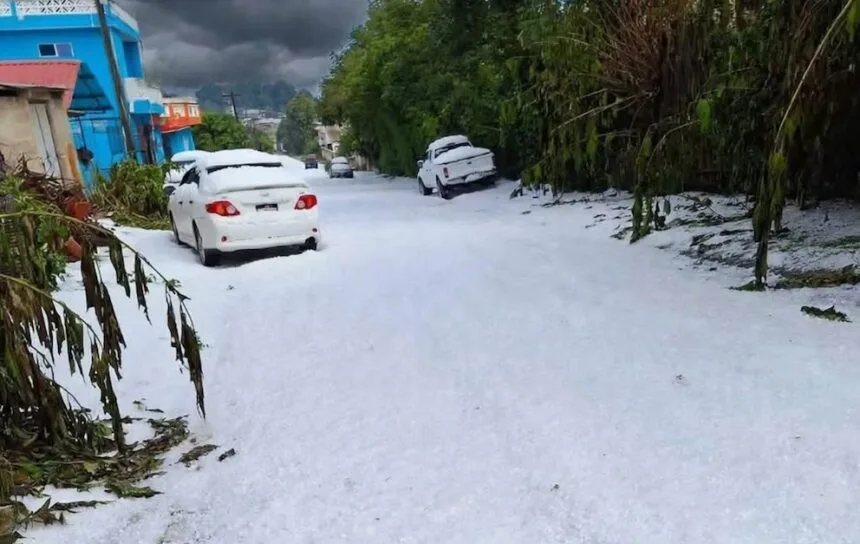 ¡Parece nieve! Granizada cubre de blanco a Guatemala