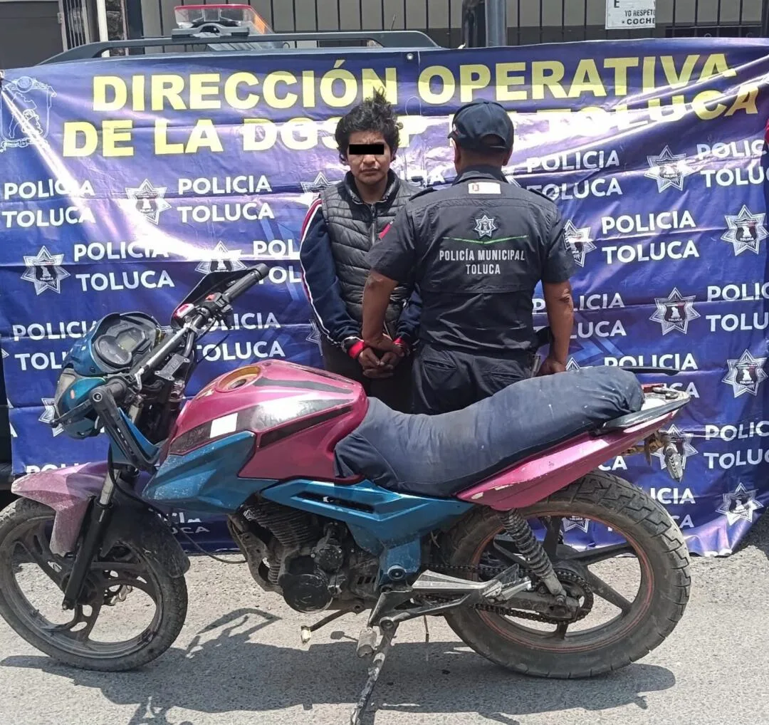 Policías de Toluca recuperan camioneta y moto con reporte de robo