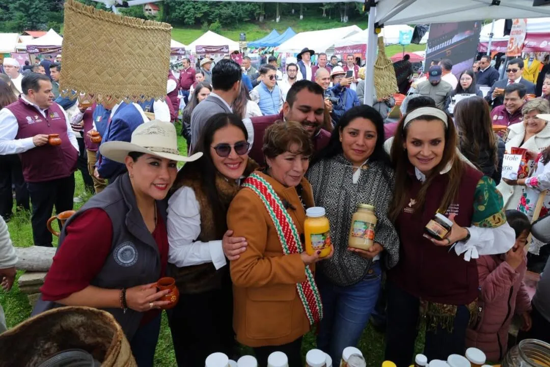 Acompañan congresistas la entrega del Camino La Marquesa-Tenango