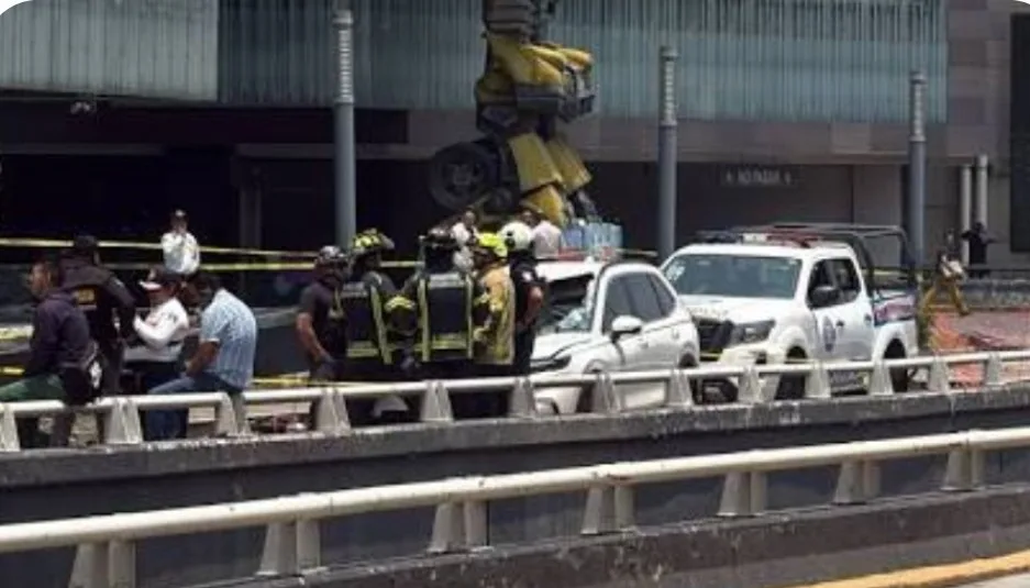 Cae estructura metálica sobre camioneta en Interlomas y deja una persona sin vida