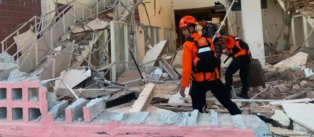 Terremoto de magnitud 7,7 sacude Indonesia y deja decenas de muertos