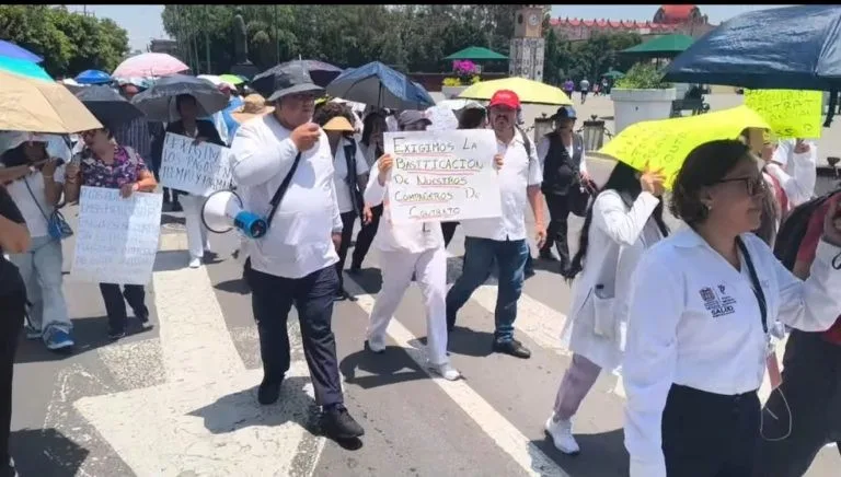 Trabajadores del IMSS-Bienestar protestan por falta de pago en Edomex
