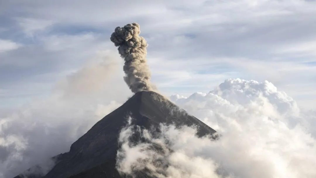 Volcán de Fuego intensifica su actividad con explosiones y cenizas en Guatemala