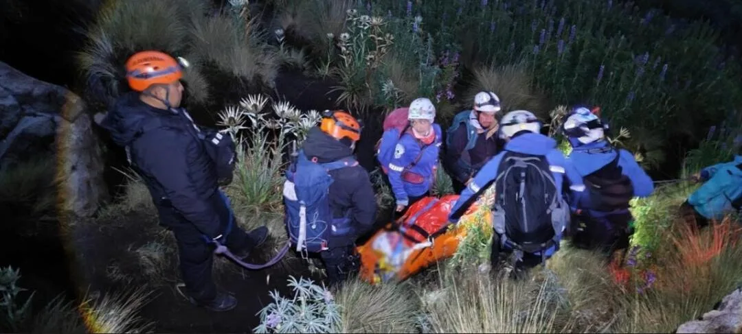 Rescata Policía de Alta Montaña a mujer lesionada en el Parque Izta-Popo