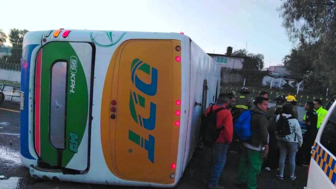 Tragedia en la México-Pachuca: Volcadura de autobús ODT deja un muerto y decenas de heridos en Tecámac