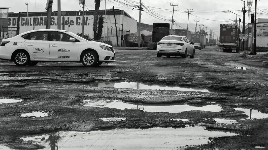 Ni caminar tranquilos: mexiquenses enfrentan calles deterioradas