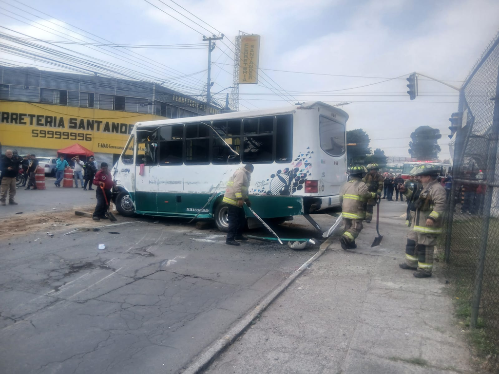 Camión de pasajeros choca y queda volcado en vía Morelos