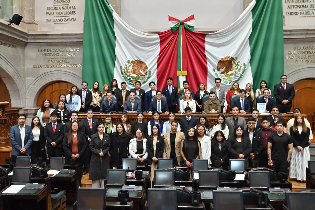 Impulsa Anuar Azar parlamento juvenil sobre IA y Ley de Juventud