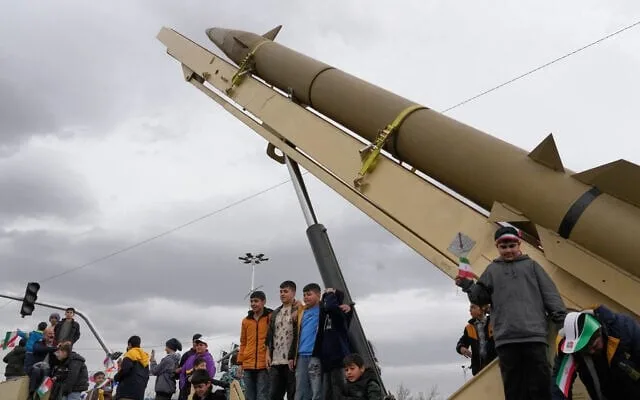 Irán afirma haber atacado con misiles y drones bases estadounidenses