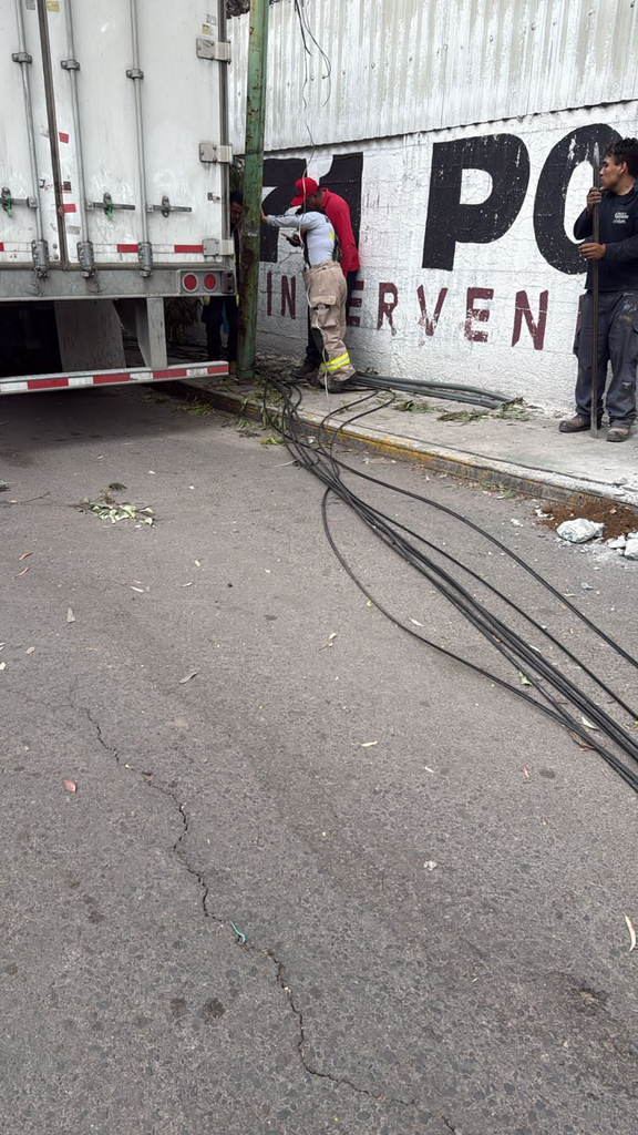 Locomotora se lleva cableado y afecta postes y vehículos; sin personas lesionadas en Edomex