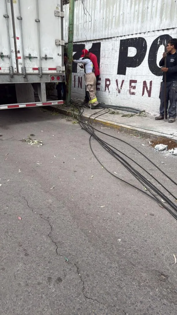 Locomotora se lleva cableado y afecta postes y vehículos; sin personas lesionadas en Edomex