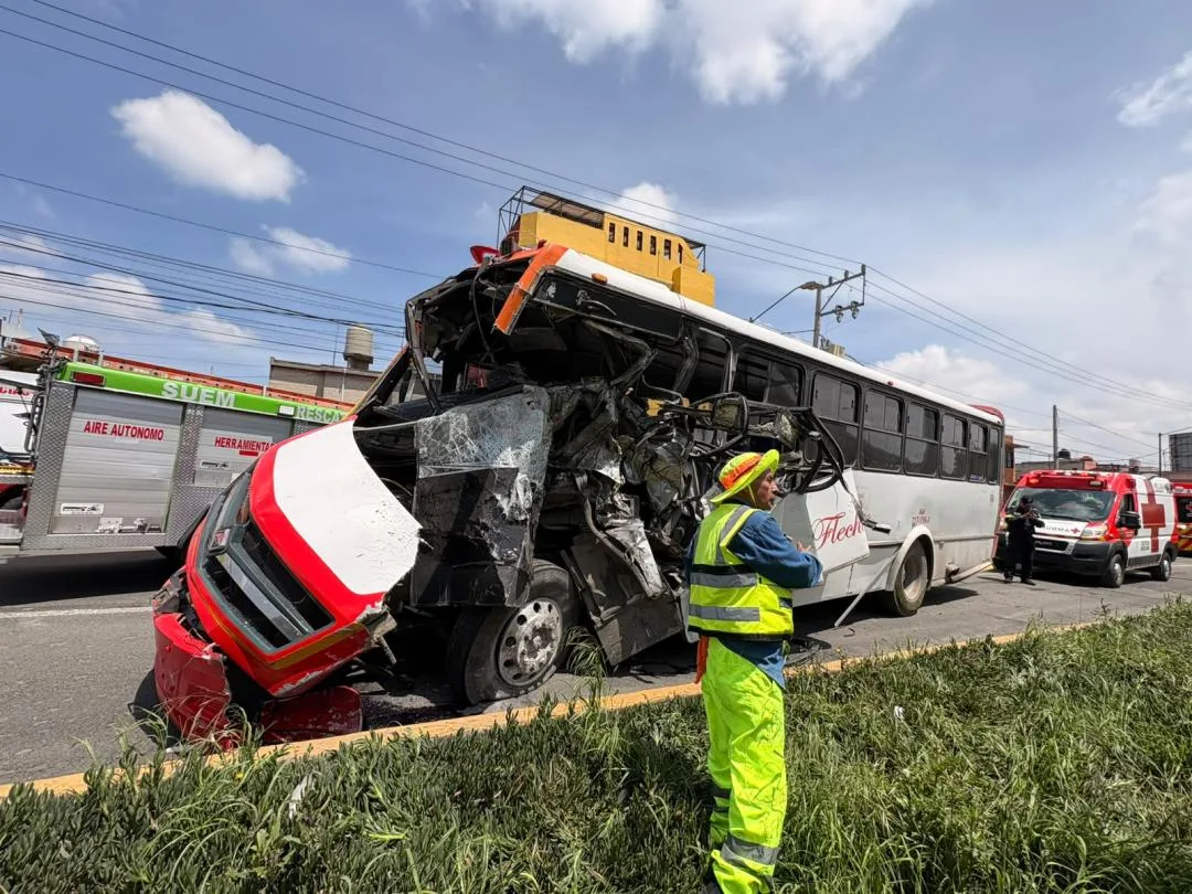 Choque de camión de pasajeros en Las Torres deja 25 lesionados en Toluca