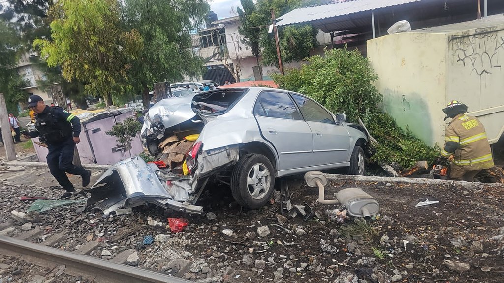 Tren embiste a vehículo en Las Vegas Xalostoc; conductor resulta ileso