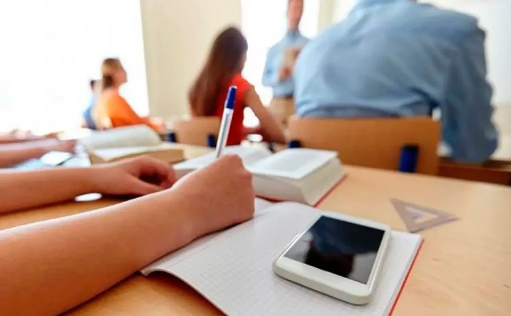 Alista nuevas disposiciones para el uso responsable de celulares en escuelas mexiquenses