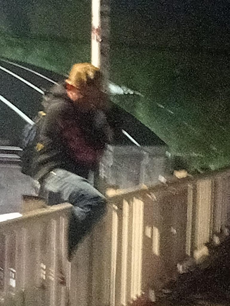 Guardia Civil de Tecámac evita que hombre se arroje de puente peatonal