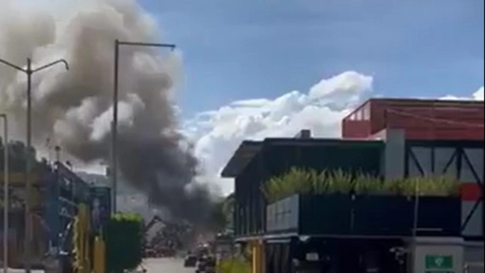 Incendio en planta recicladora de Tultitlán genera alerta en el Estado de México