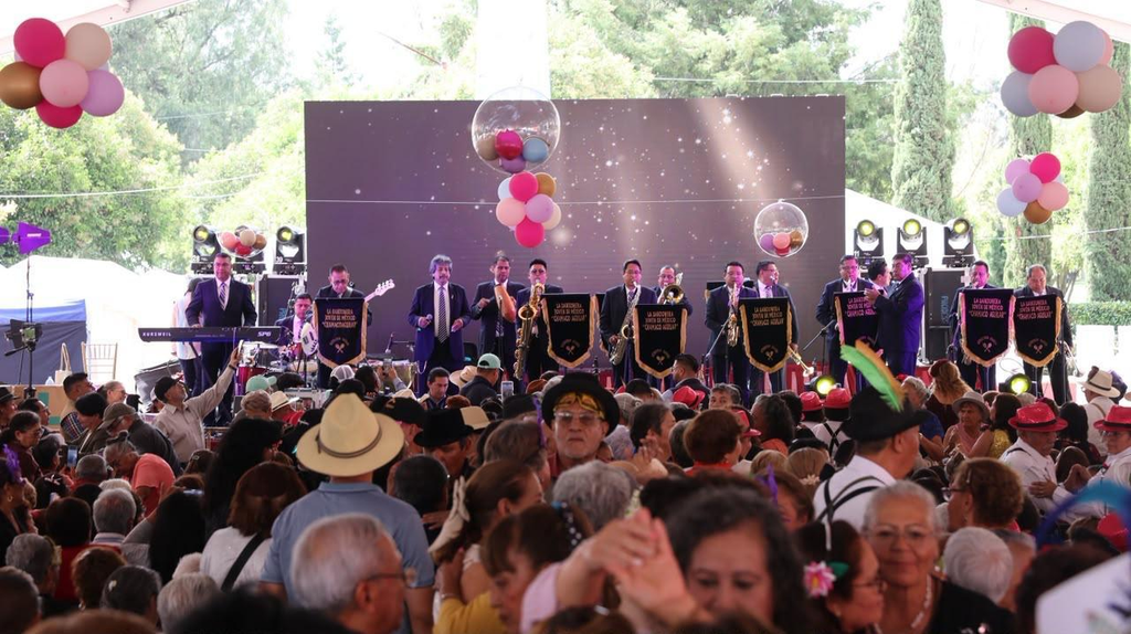 Adultos mayores viven gran fiesta en Tecámac; rinden homenaje a su legado